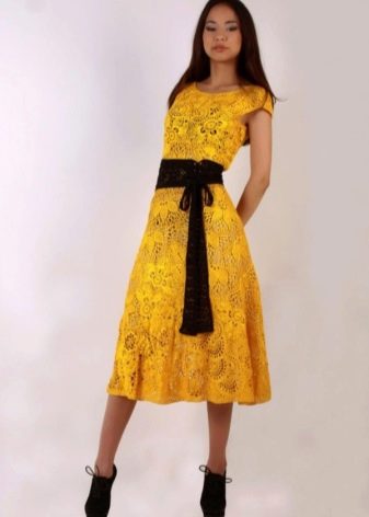 Желтое вязаное платье миди