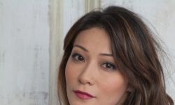 Короче некуда: телеведущая Марина Ким поддержала летний тренд на мини-шорты