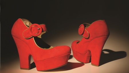 Красные замшевые туфли