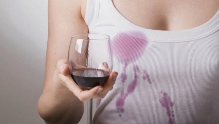 Как отстирать пятна от красного вина на одежде?