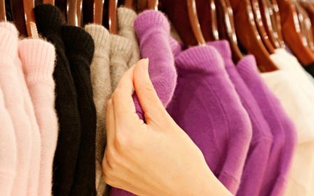 Кашемировый свитер (79 фото): как хранить и как стирать свитер из кашемира, с капюшоном, черный, красный, розовый, с чем носить