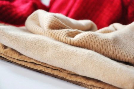 Кашемировый свитер (79 фото): как хранить и как стирать свитер из кашемира, с капюшоном, черный, красный, розовый, с чем носить